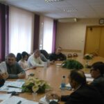 Activistas discutiendo las futuras negociaciones