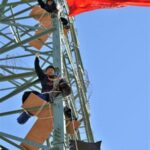 Choi Byeong-seung and Cheon Ui-bong on a 50-meter electrical pylon near the Myeongchon Gate of Hyundai Motor’s factory in Ulsan, 18 October (Newsis)